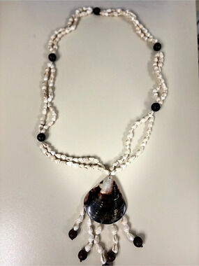 shell Bead Pendant Necklace